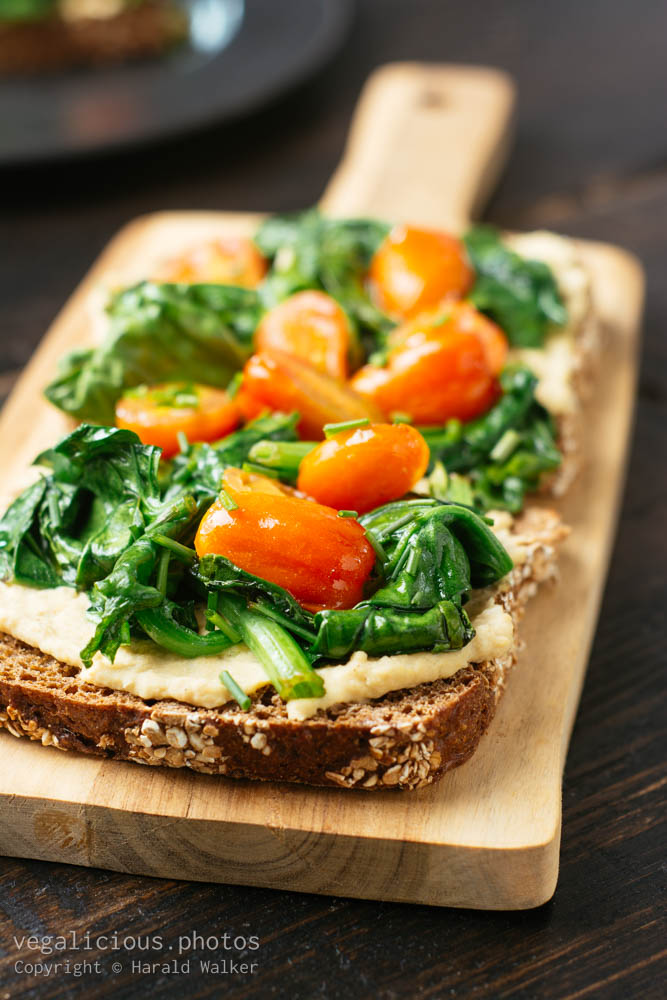 Hummus Toast with Spinach and Cherry Tomatoes – vegalicious.photos