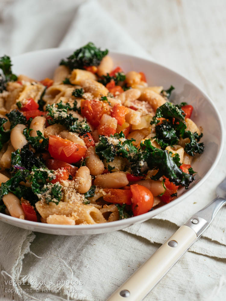 Kale, Pasta and White Beans – vegalicious.photos